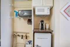 Elegant king bedroom with beach-inspired design and seating area at Glunz Resort